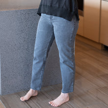 Load image into Gallery viewer, women's organic cotton straight fit jeans